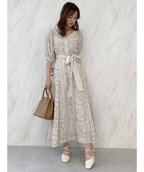 dazzlin(ダズリン)の「フラワーカットワークワンピース(ワンピース・レディース・ブラウン/オフホワイト・FREE)」の2枚目の写真