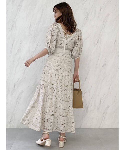 dazzlin(ダズリン)の「フラワーカットワークワンピース(ワンピース・レディース・ブラウン/オフホワイト・FREE)」の5枚目の写真