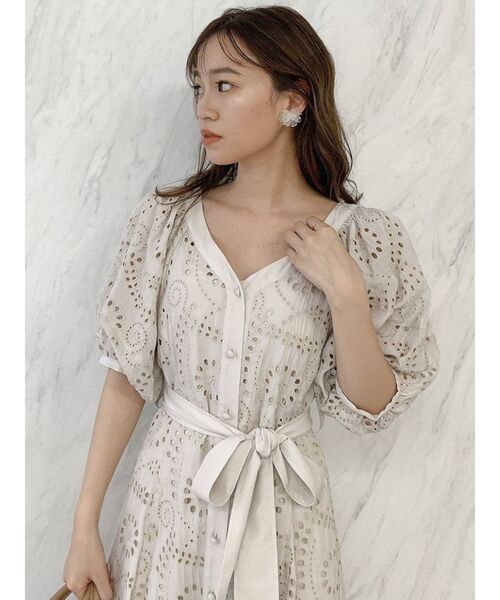 dazzlin(ダズリン)の「フラワーカットワークワンピース(ワンピース・レディース・ブラウン/オフホワイト・FREE)」の7枚目の写真