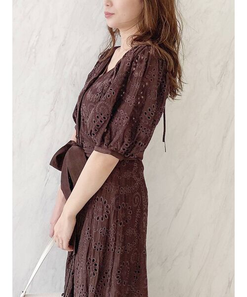 dazzlin(ダズリン)の「フラワーカットワークワンピース(ワンピース・レディース・ブラウン/オフホワイト・FREE)」の12枚目の写真