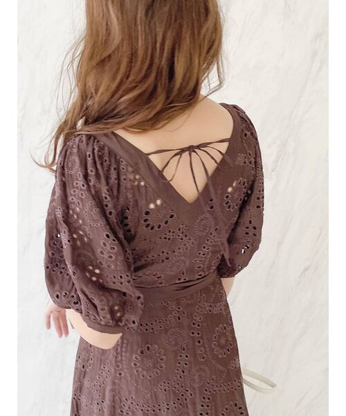 dazzlin(ダズリン)の「フラワーカットワークワンピース(ワンピース・レディース・ブラウン/オフホワイト・FREE)」の14枚目の写真