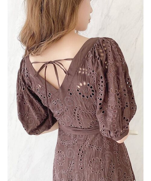 dazzlin(ダズリン)の「フラワーカットワークワンピース(ワンピース・レディース・ブラウン/オフホワイト・FREE)」の15枚目の写真