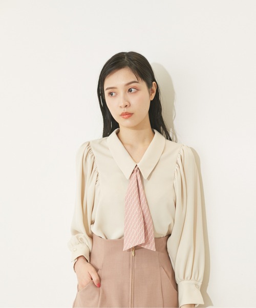 JILL by JILL STUART（ジルバイジルスチュアート）の「◇スカーフ付ロングポイントカラーブラウス（シャツ/ブラウス・レディース・ライトグリーン/ベージュ/ネイビー・FREE）」の12枚目の写真