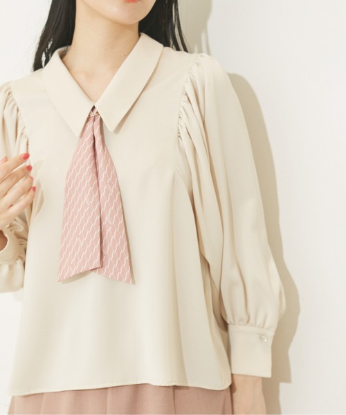 JILL by JILL STUART（ジルバイジルスチュアート）の「◇スカーフ付ロングポイントカラーブラウス（シャツ/ブラウス・レディース・ライトグリーン/ベージュ/ネイビー・FREE）」の19枚目の写真