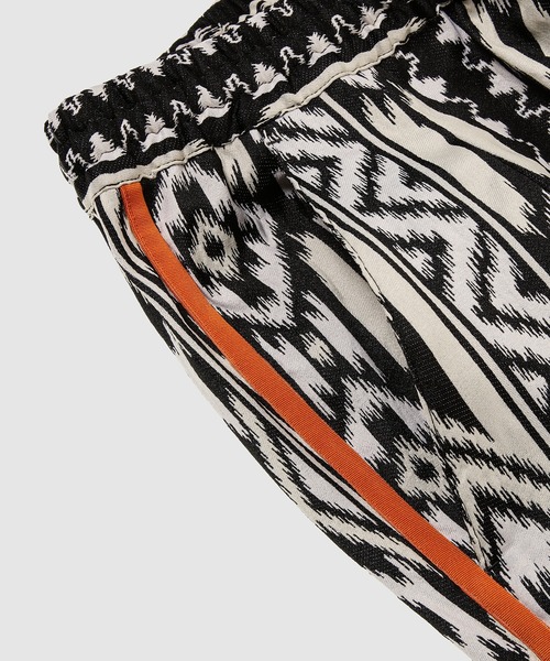 MARCELO BURLON（マルセロ・バーロン）の「FOLK JACQUARD COULISSE SHORT（その他パンツ・メンズ・ブラック系その他・M）」の2枚目の写真