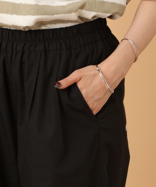 AVIREX（アヴィレックス）の「TUCK GATHERS WIDE PANTS/ タックギャザーワイドパンツ（その他パンツ・レディース・ブラック/ブラウン/アイボリー・FREE）」の18枚目の写真