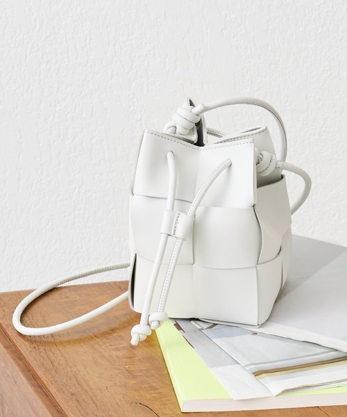 COLONY 2139（コロニートゥーワンスリーナイン）の「格子編みフェイクレザー巾着バッグ（ショルダーバッグ・レディース・ホワイト/ブラック/パープル・FREE）」の22枚目の写真