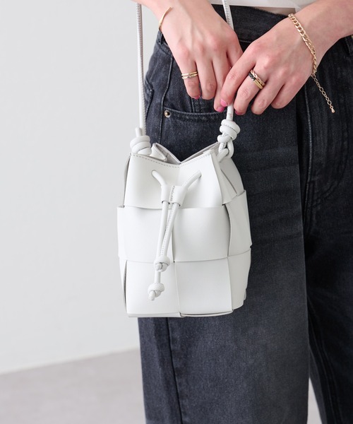 COLONY 2139（コロニートゥーワンスリーナイン）の「格子編みフェイクレザー巾着バッグ（ショルダーバッグ・レディース・ホワイト/ブラック/パープル・FREE）」の7枚目の写真