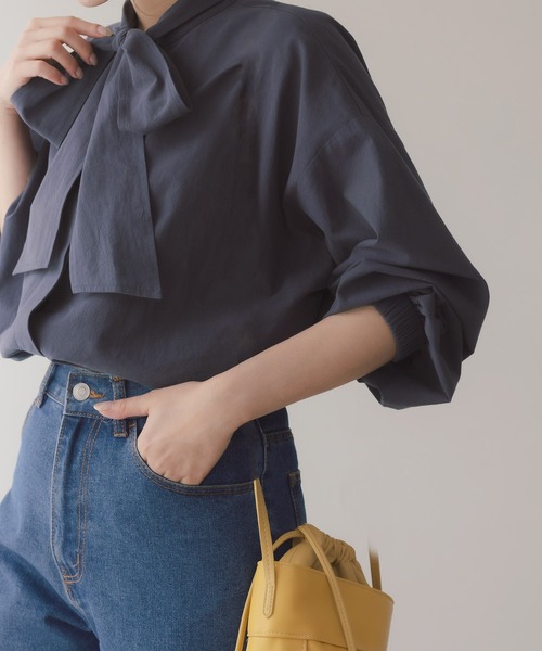 ボウタイリボン付きボリューム袖ブラウス