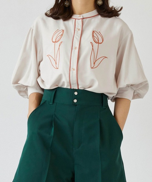 179/WG（イチナナキュウダブルジー）の「チューリップ刺繍パイピングブラウス（シャツ/ブラウス・レディース・オフホワイト/ピンク/ブルー・MEDIUM）」の2枚目の写真