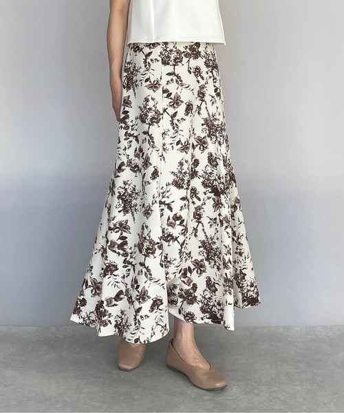 PICCIN(ピッチン)の「フラワー柄フレアスカート(スカート・レディース・ブラック/ブラウン/ブルー・M/L)」の2枚目の写真