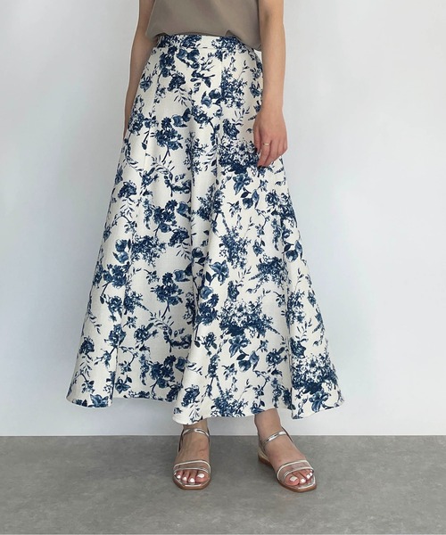 PICCIN(ピッチン)の「フラワー柄フレアスカート(スカート・レディース・ブラック/ブラウン/ブルー・M/L)」の3枚目の写真