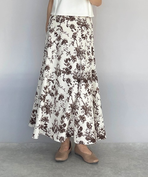 PICCIN(ピッチン)の「フラワー柄フレアスカート(スカート・レディース・ブラック/ブラウン/ブルー・M/L)」の12枚目の写真