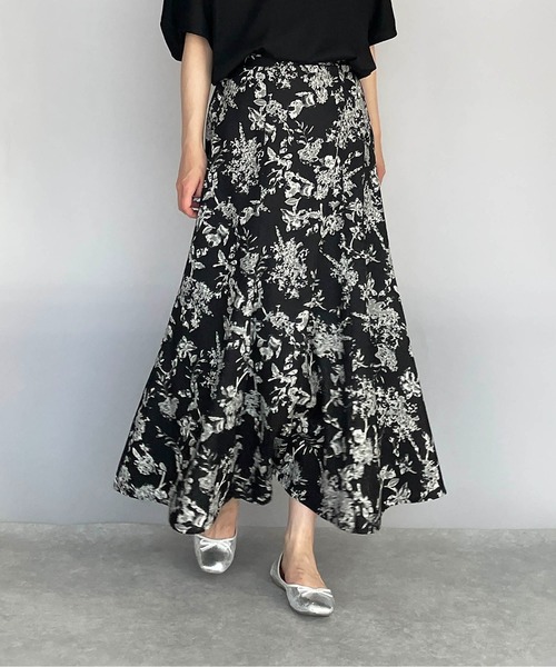 PICCIN(ピッチン)の「フラワー柄フレアスカート(スカート・レディース・ブラック/ブラウン/ブルー・M/L)」の4枚目の写真