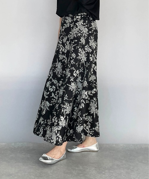 PICCIN(ピッチン)の「フラワー柄フレアスカート(スカート・レディース・ブラック/ブラウン/ブルー・M/L)」の5枚目の写真