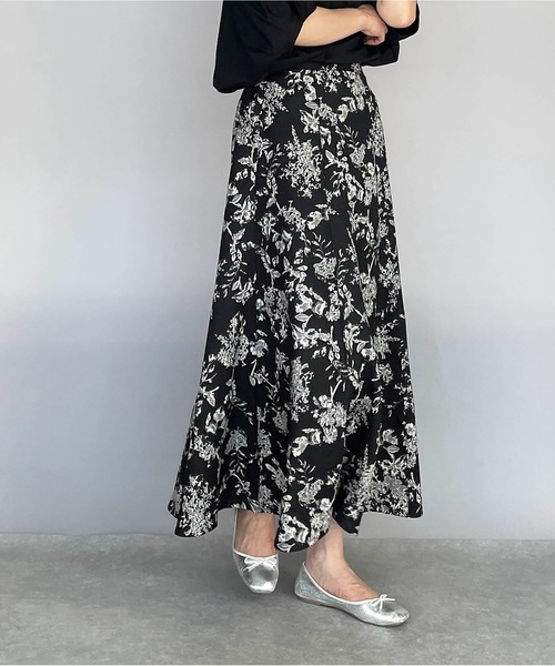 PICCIN(ピッチン)の「フラワー柄フレアスカート(スカート・レディース・ブラック/ブラウン/ブルー・M/L)」の7枚目の写真