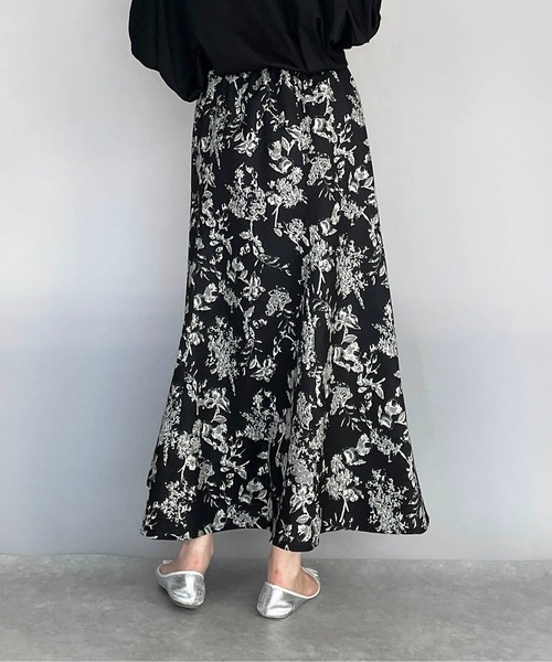 PICCIN(ピッチン)の「フラワー柄フレアスカート(スカート・レディース・ブラック/ブラウン/ブルー・M/L)」の6枚目の写真