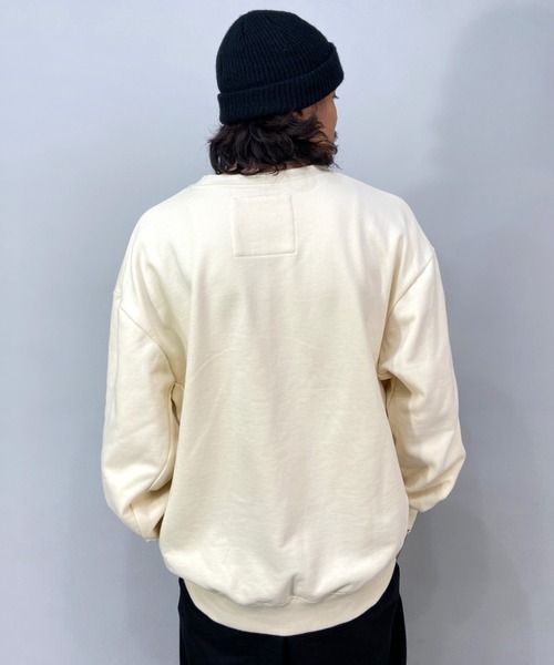 Quiksilver（クイックシルバー）の「QUIKSILVER/クイックシルバー 五十嵐カノア オーバーサイズ ワンポイントロゴ クルーネックトレーナー/スウェット QPO224151（スウェット・メンズ・ホワイト/ブラック・M/L）」の5枚目の写真