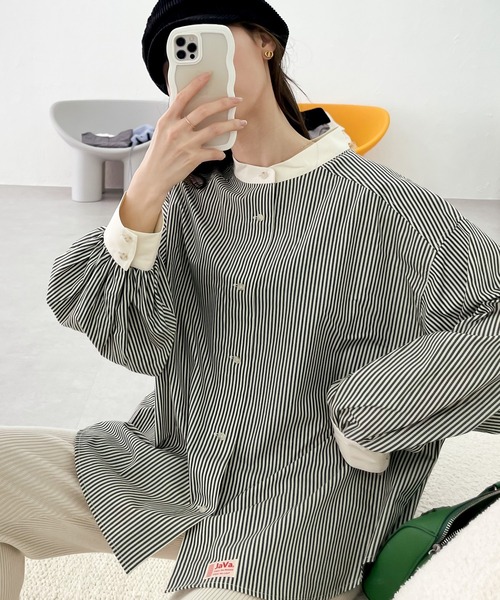 Java（ジャバ）の「《JaVa ジャバコラボ》ストライプ最強説。レトロストライプ柄クレリックシャツ（シャツ/ブラウス・レディース・ブルー系その他3/グレー系その他2/ブルー系その他2/オレンジ系その他/ピンク系その他/イエロー系その他/グリーン系その他/ブルー系その他/グレー系その他/ブラック系その他/ブラック×グレー・SMALL/MEDIUM/LARGE/X-LARGE）」の3枚目の写真