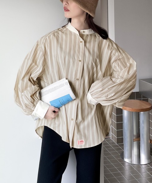 Java（ジャバ）の「《JaVa ジャバコラボ》ストライプ最強説。レトロストライプ柄クレリックシャツ（シャツ/ブラウス・レディース・ブルー系その他3/グレー系その他2/ブルー系その他2/オレンジ系その他/ピンク系その他/イエロー系その他/グリーン系その他/ブルー系その他/グレー系その他/ブラック系その他/ブラック×グレー・SMALL/MEDIUM/LARGE/X-LARGE）」の22枚目の写真