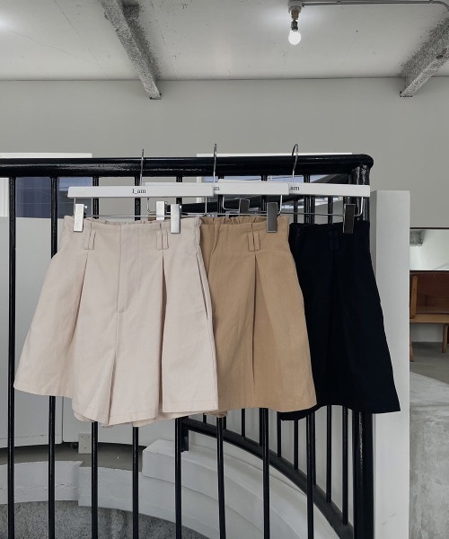 I_am（アイアム）の「front tuck short pants（その他パンツ・レディース・ブラック/ベージュ/アイボリー・FREE）」の3枚目の写真