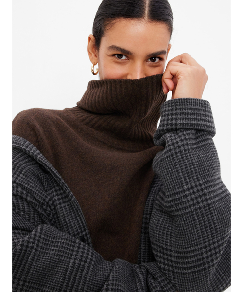 GAP（ギャップ）の「CashSoft カシミヤタッチ ミニ タートルネック ニットワンピース（ワンピース・レディース・グレー/ブラック/ベージュ/ブラウン・XS/S/M/L/XL/XXS）」の7枚目の写真