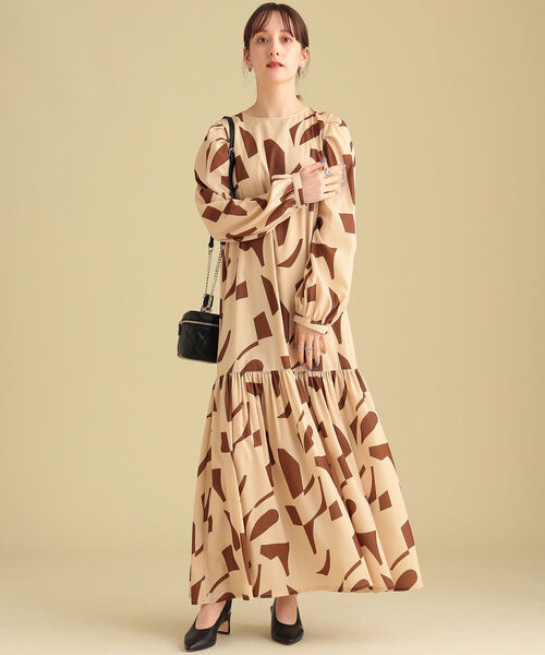 Ray BEAMS（レイビームス）の「Ray BEAMS / ジオメトリック プリント ワンピース（ワンピース・レディース・ホワイト/ベージュ・ONE SIZE）」の3枚目の写真