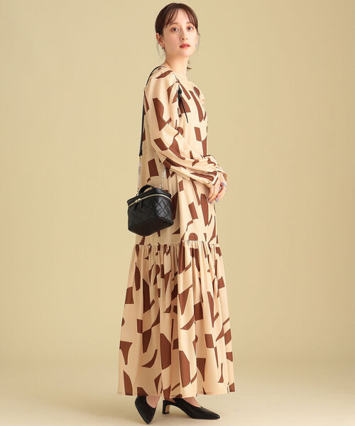 Ray BEAMS（レイビームス）の「Ray BEAMS / ジオメトリック プリント ワンピース（ワンピース・レディース・ホワイト/ベージュ・ONE SIZE）」の4枚目の写真