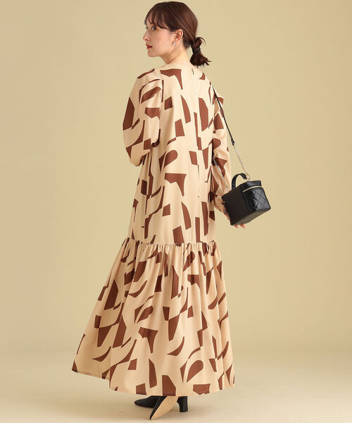Ray BEAMS（レイビームス）の「Ray BEAMS / ジオメトリック プリント ワンピース（ワンピース・レディース・ホワイト/ベージュ・ONE SIZE）」の5枚目の写真