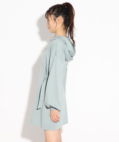 PINK-latte（ピンクラテ）の「◆フード付ウエストマークワンピース（ワンピース・キッズ・ライトブルー/ブラック/グレー・14/15 /16）」の5枚目の写真