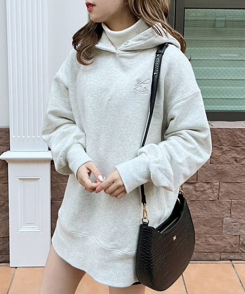 one after another NICE CLAUP（ワンアフターアナザーナイスクラップ）の「イニシャル刺繍入りオーバーサイズパーカー（パーカー・レディース・オートミール/オフホワイト/サックスブルー/ベージュ・FREE）」の3枚目の写真