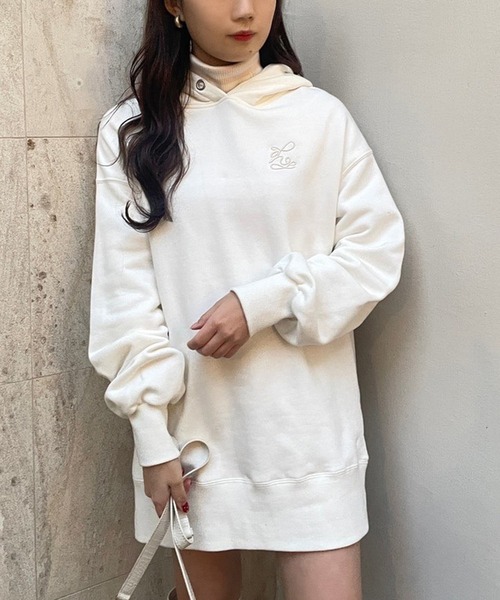 one after another NICE CLAUP（ワンアフターアナザーナイスクラップ）の「イニシャル刺繍入りオーバーサイズパーカー（パーカー・レディース・オートミール/オフホワイト/サックスブルー/ベージュ・FREE）」の2枚目の写真