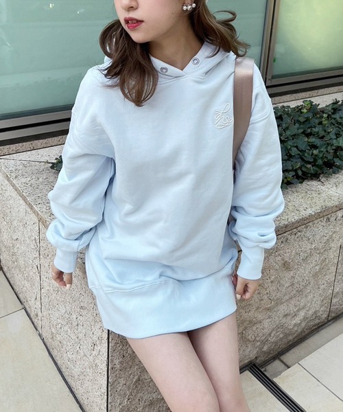 one after another NICE CLAUP（ワンアフターアナザーナイスクラップ）の「イニシャル刺繍入りオーバーサイズパーカー（パーカー・レディース・オートミール/オフホワイト/サックスブルー/ベージュ・FREE）」の4枚目の写真