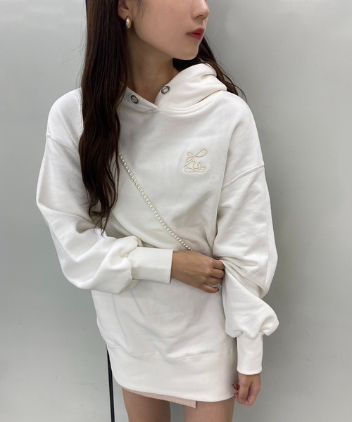 one after another NICE CLAUP（ワンアフターアナザーナイスクラップ）の「イニシャル刺繍入りオーバーサイズパーカー（パーカー・レディース・オートミール/オフホワイト/サックスブルー/ベージュ・FREE）」の13枚目の写真