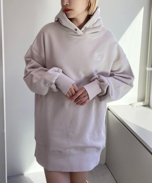 one after another NICE CLAUP（ワンアフターアナザーナイスクラップ）の「イニシャル刺繍入りオーバーサイズパーカー（パーカー・レディース・オートミール/オフホワイト/サックスブルー/ベージュ・FREE）」の11枚目の写真