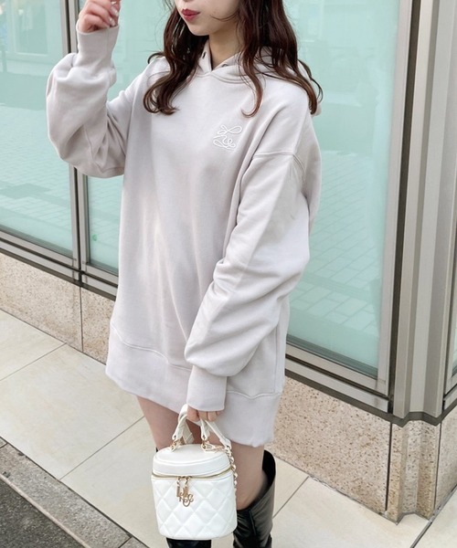 one after another NICE CLAUP（ワンアフターアナザーナイスクラップ）の「イニシャル刺繍入りオーバーサイズパーカー（パーカー・レディース・オートミール/オフホワイト/サックスブルー/ベージュ・FREE）」の5枚目の写真