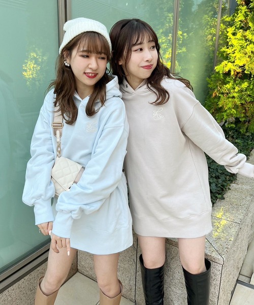 one after another NICE CLAUP（ワンアフターアナザーナイスクラップ）の「イニシャル刺繍入りオーバーサイズパーカー（パーカー・レディース・オートミール/オフホワイト/サックスブルー/ベージュ・FREE）」の9枚目の写真