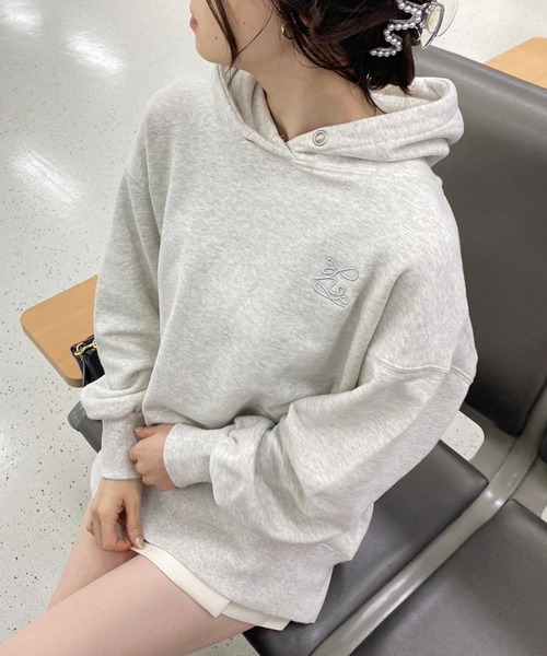 one after another NICE CLAUP（ワンアフターアナザーナイスクラップ）の「イニシャル刺繍入りオーバーサイズパーカー（パーカー・レディース・オートミール/オフホワイト/サックスブルー/ベージュ・FREE）」の19枚目の写真