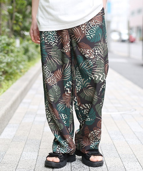 濃い茶？濃い緑？のストレートレッグパンツ　他パンツ3本 チチカカ（チチカカ）の「アソートストレートレッグパンツ