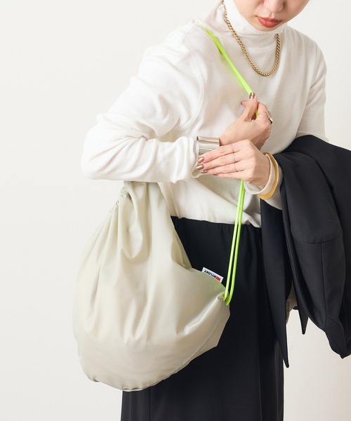 Omekashi（オメカシ）の「NYLONY ナップサック（バックパック/リュック・レディース・シルバー・ONE SIZE）」の3枚目の写真