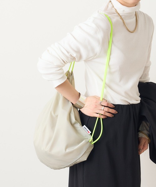 Omekashi（オメカシ）の「NYLONY ナップサック（バックパック/リュック・レディース・シルバー・ONE SIZE）」の2枚目の写真