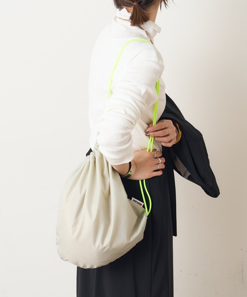 Omekashi（オメカシ）の「NYLONY ナップサック（バックパック/リュック・レディース・シルバー・ONE SIZE）」の5枚目の写真