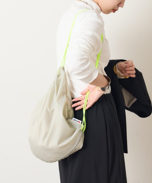 Omekashi（オメカシ）の「NYLONY ナップサック（バックパック/リュック・レディース・シルバー・ONE SIZE）」の4枚目の写真