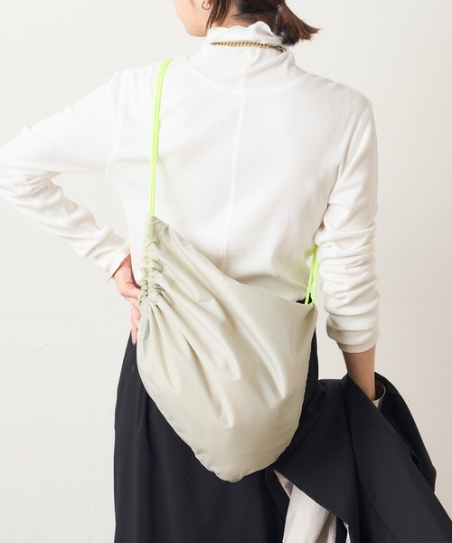 Omekashi（オメカシ）の「NYLONY ナップサック（バックパック/リュック・レディース・シルバー・ONE SIZE）」の6枚目の写真