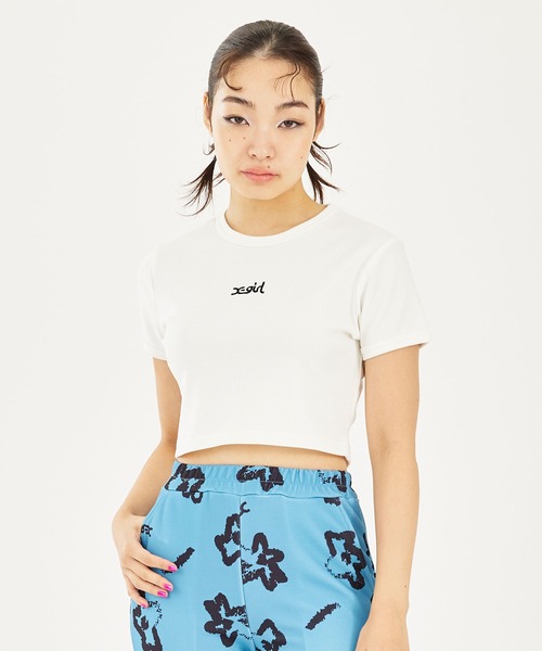 X-girl（エックスガール）の「MILLS LOGO S/S CROPPED TOP（Tシャツ/カットソー・レディース・ブラック/マルチ/ホワイト/グリーン・S/M）」の6枚目の写真
