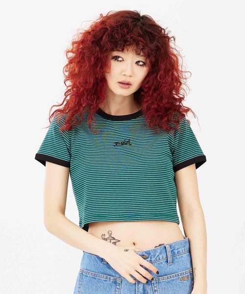 X-girl（エックスガール）の「MILLS LOGO S/S CROPPED TOP（Tシャツ/カットソー・レディース・ブラック/マルチ/ホワイト/グリーン・S/M）」の13枚目の写真