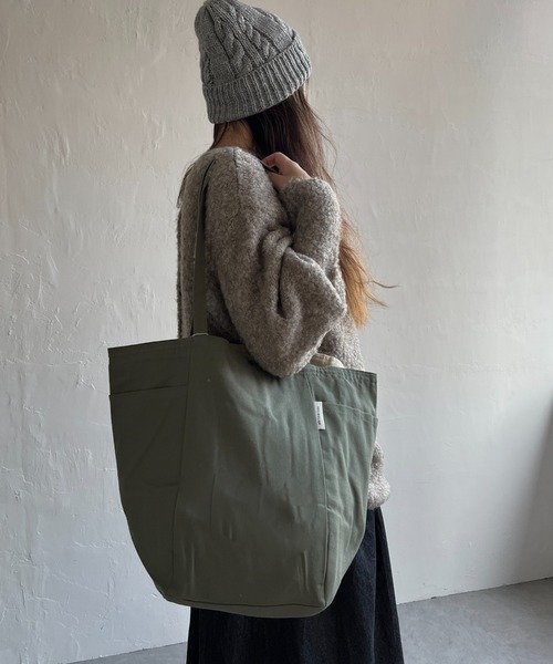 LBC（エルビーシー）の「2ハンドル無地トートバッグ（トートバッグ・レディース・グリーン/ブルー/イエロー/グリーン系その他/イエロー系/ネイビー/オレンジ系その他/オリーブ/ワイン/ブラック/レッド/ミント・FREE）」の3枚目の写真