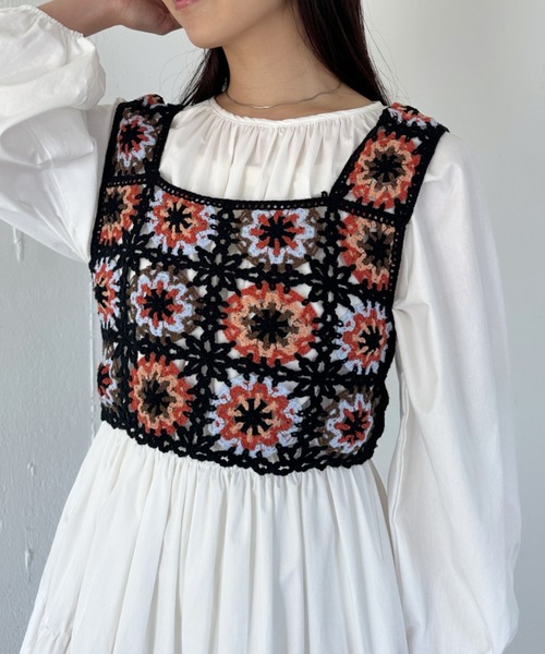 CLEA（クレア）の「フラワークロシェ編みビスチェトップス（ベスト・レディース・アイボリー/ブラック・FREE）」の12枚目の写真