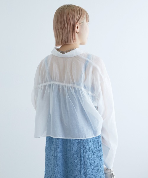 w closet（ダブルクローゼット）の「バックギャザーショート丈シアーシャツ（シャツ/ブラウス・レディース・ブルー/オフホワイト/ピンク・FREE）」の6枚目の写真