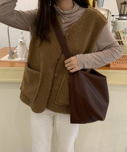 moment+（モーメントプラス）の「【累計販売枚数1万枚突破！】ワイドベルトフェイクレザーショルダーバッグ（ショルダーバッグ・レディース・ブラック/ブラウン/アイボリー・FREE）」の19枚目の写真